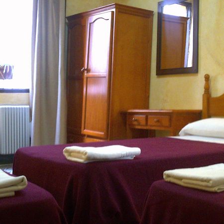 Pension Lisdos Sevilla Exterior foto